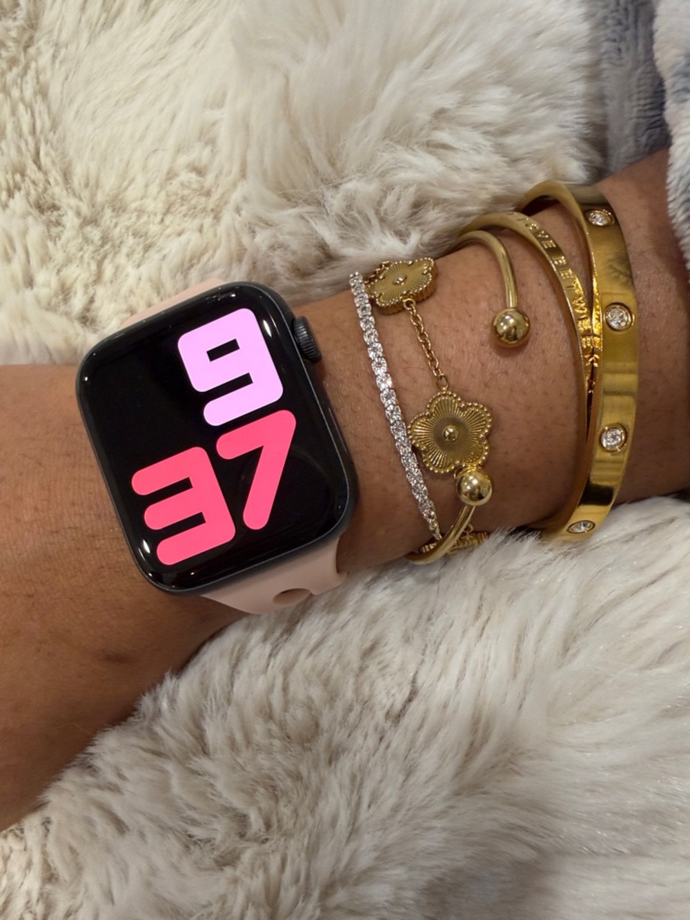 Apple Smartwatch Series 5 (44mm) with Free Bands & Charger included - Picture 4 of 12